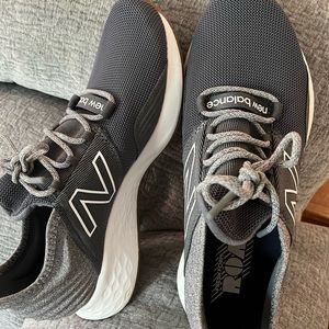 New Balance Mens ROAV Sz. 9.5